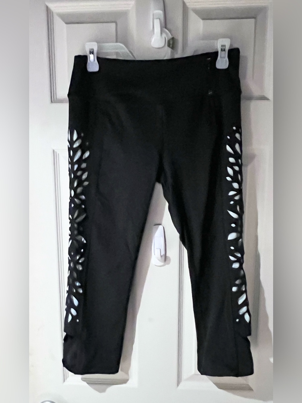 CALIA by Carrie Underwood Women’s Black Laser-Cut Cropped Leggings Size Medium